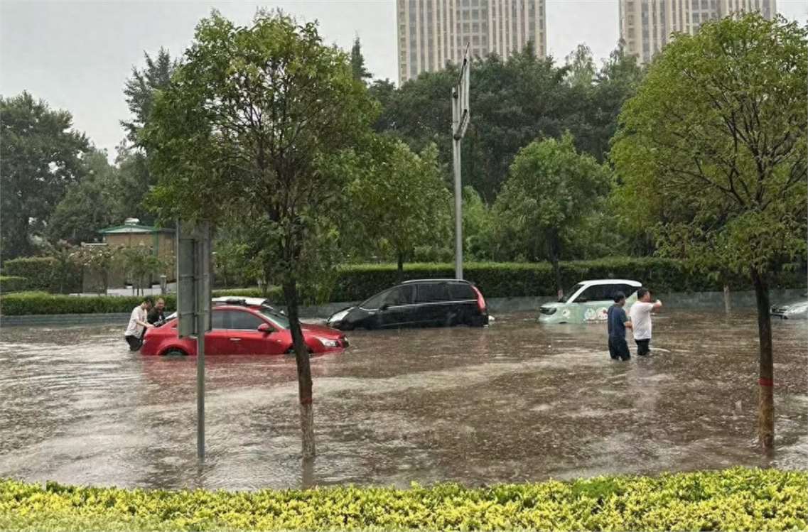 胖东来又圈粉了!许昌暴雨成海顾客依旧不断,细节拉满让人点赞