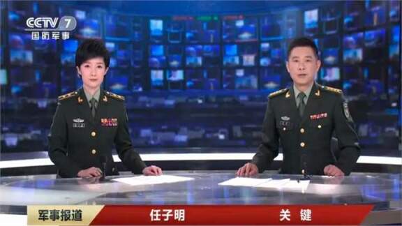 她是央视陆军中校女主播,也是立功多次的军事新闻女主持人