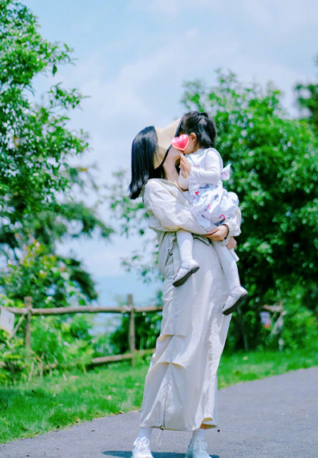 谢娜陪仨女儿学跳舞,不停夸赞俩妹妹,3岁咘芽咬牙坚持超努力