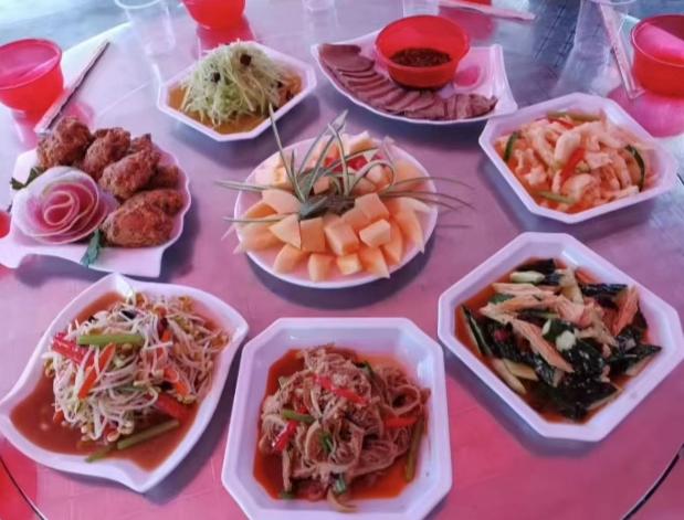 网友晒菲利丝家乔迁酒席,一桌六个菜一盘水果,被质疑太小气