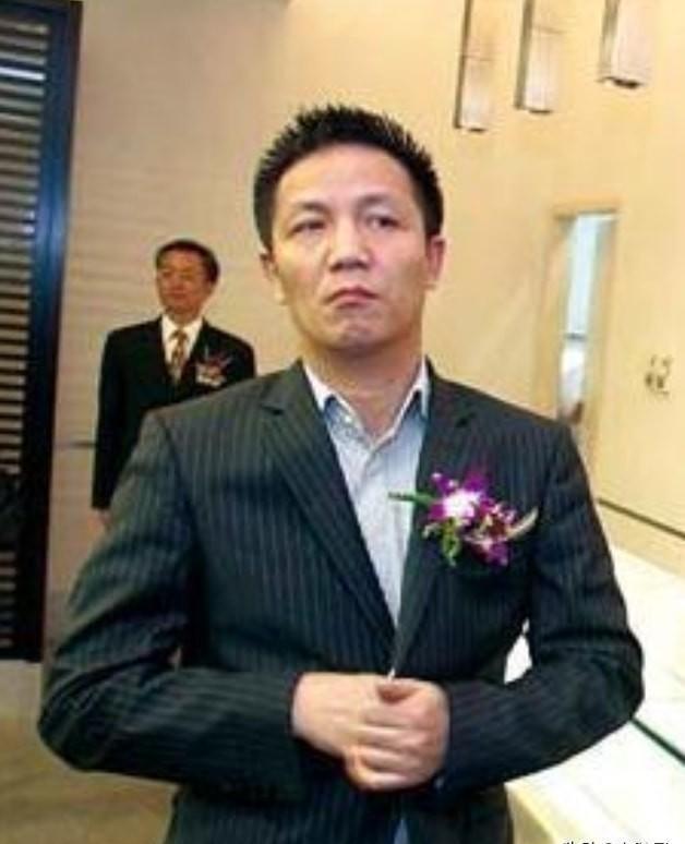 劣迹斑斑的周正毅:入狱16年躺赚30亿?一场生日宴折了6名主持人
