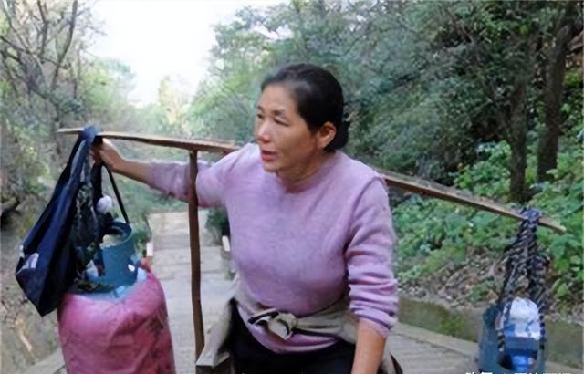 汪美红:靠挑山养活三个儿女,17年6000多个来回,穿坏120双鞋