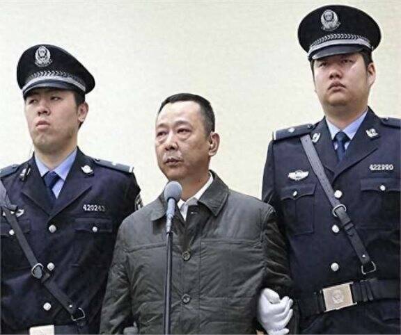 回顾:多年前四川刘汉被判死刑,押到刑场离开的时候精神恍惚!