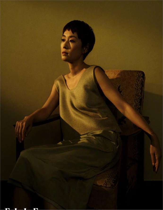 48岁马伊琍最新大片,穿吊带裙个性又养眼,短发造型美回夏琳