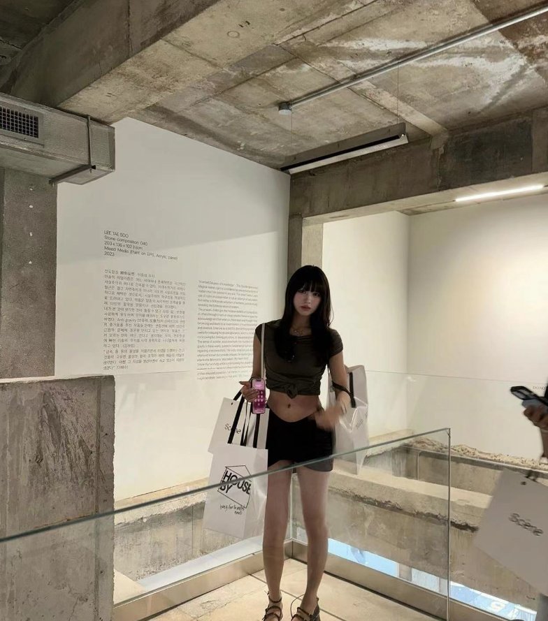汪峰女儿小苹果游韩国变购物狂!穿露脐装配超短裙,身材不输超模
