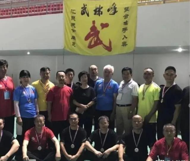 纺织厂女工闫芳耍无赖拜师,"太极神功"一碰就飞,称对不起师父