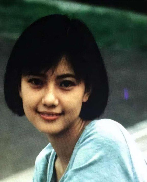 高圆圆六年级证件照曝光!果然从小美到大,女儿更像妈妈