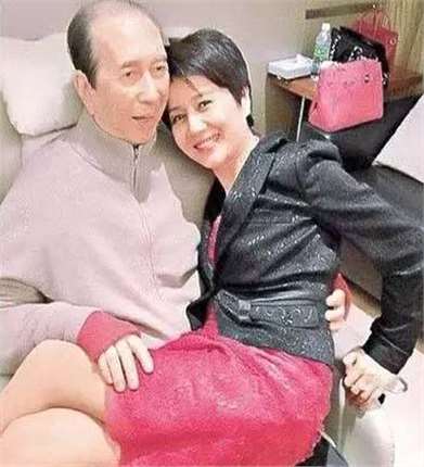 邓兆尊:最穷时只有一个亿,同时交3个女友不分大小,如今怎样了