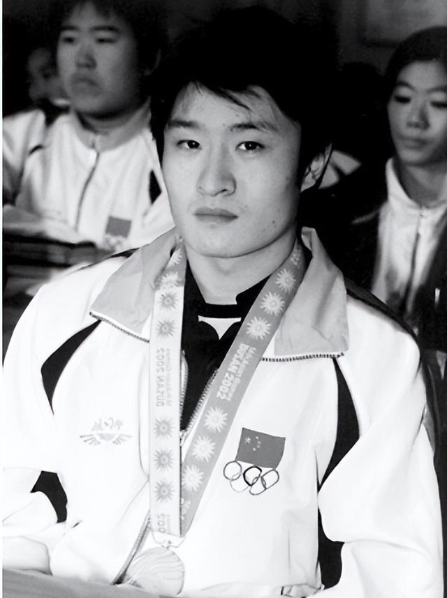 跳水冠军王克楠:郭晶晶的初恋,车祸早逝,遗孀单身替他养父母