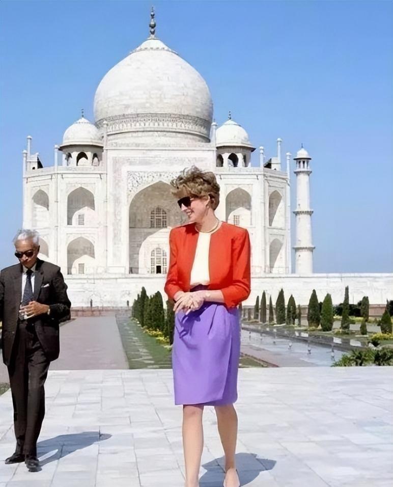 2016年,威廉王子在泰姬陵想起亡母,哭到停不下来,凯特无力安抚