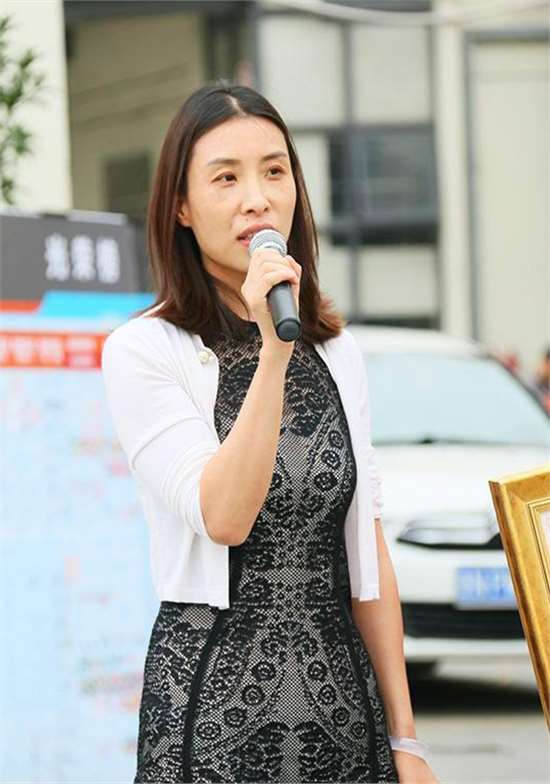 申通快递的创始人陈小英:146亿卖给了马云后,靠雨伞又赚上百亿