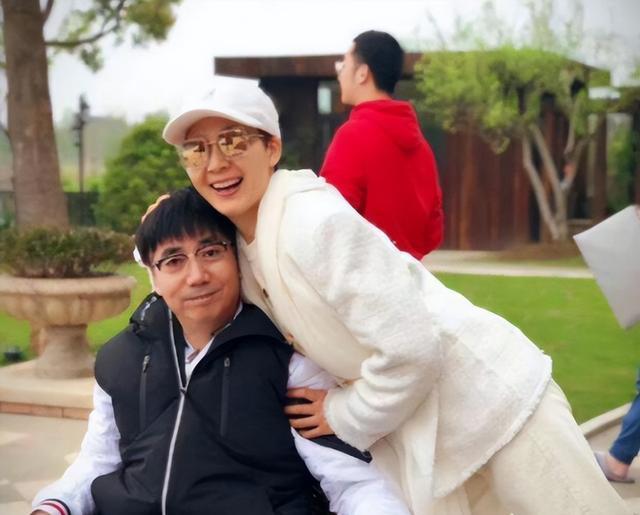 范明:与比他大四岁的二婚妻子结合,继子是他的骄傲与国家的骄傲