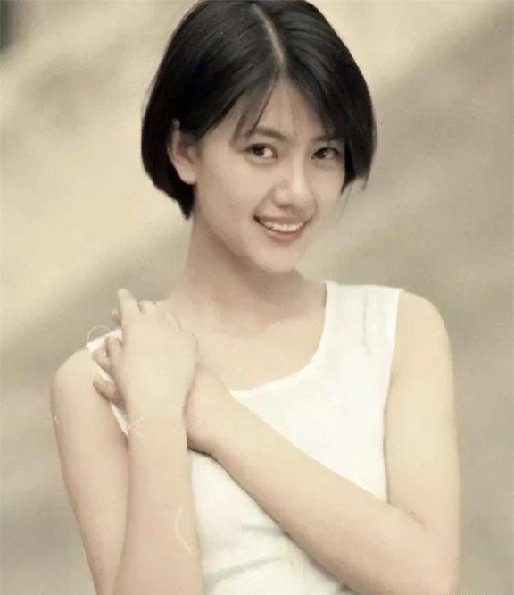 高圆圆六年级证件照曝光!果然从小美到大,女儿更像妈妈