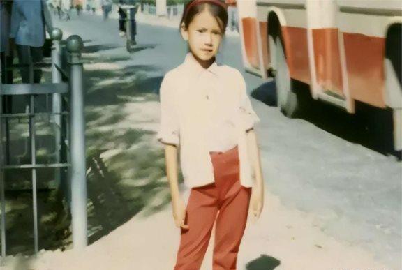 高圆圆六年级证件照曝光!果然从小美到大,女儿更像妈妈
