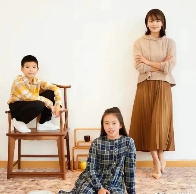 刘涛儿女近照曝光!15岁儿子身高直逼170,女儿颜值下滑更像爸爸