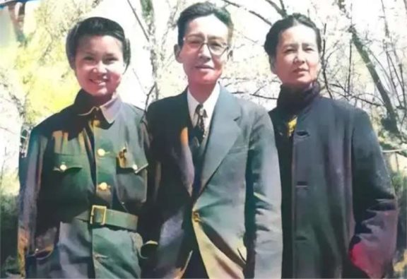 1953年,林徽因女儿梁再冰与于杭的结婚照,完全遗传母亲的基因