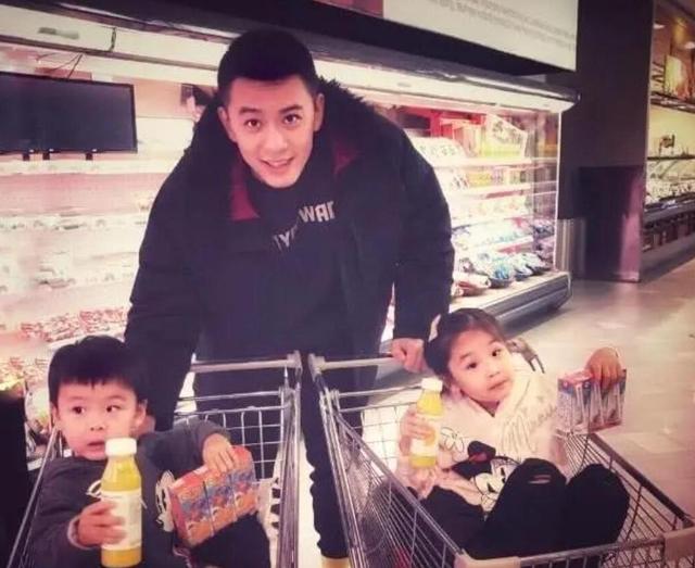 杨鸣离婚后和女儿被偶遇,10岁女儿身高一米七,女友思思博士毕业