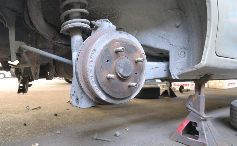 为什么鼓式刹车都用在大货车上,轿车大多用的是盘式刹车?