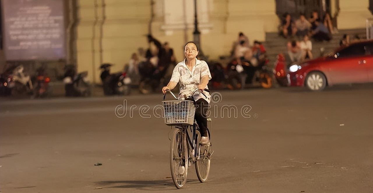 当年我离婚带娃在出租屋过年,二姐骑着自行车赶来,留下2个包裹