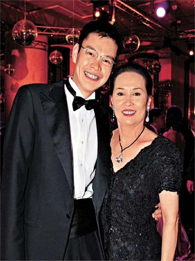 14岁就嫁给赌王儿女争气成大赢家,年轻时颜值超美