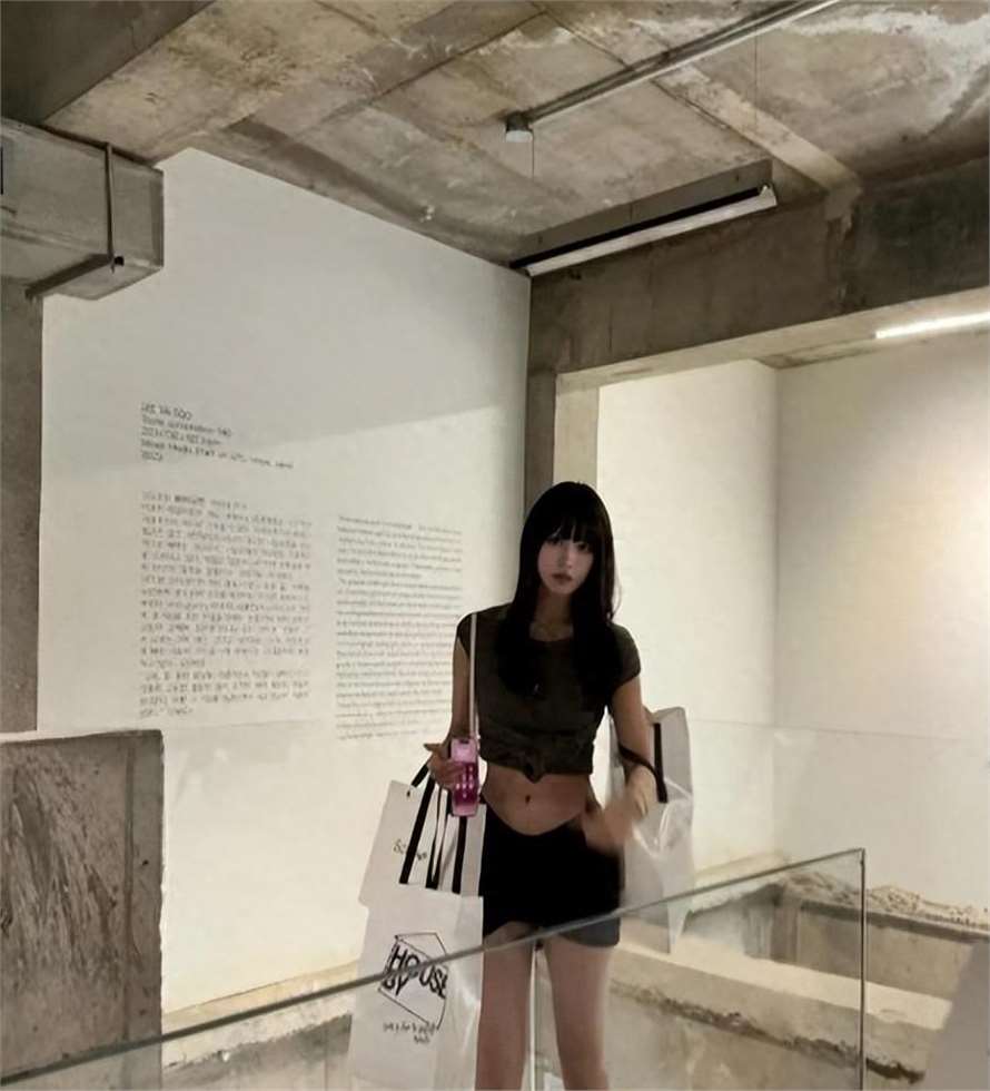 汪峰女儿小苹果韩国露脐装大片曝光!身高178cm,颜值逆天引热议