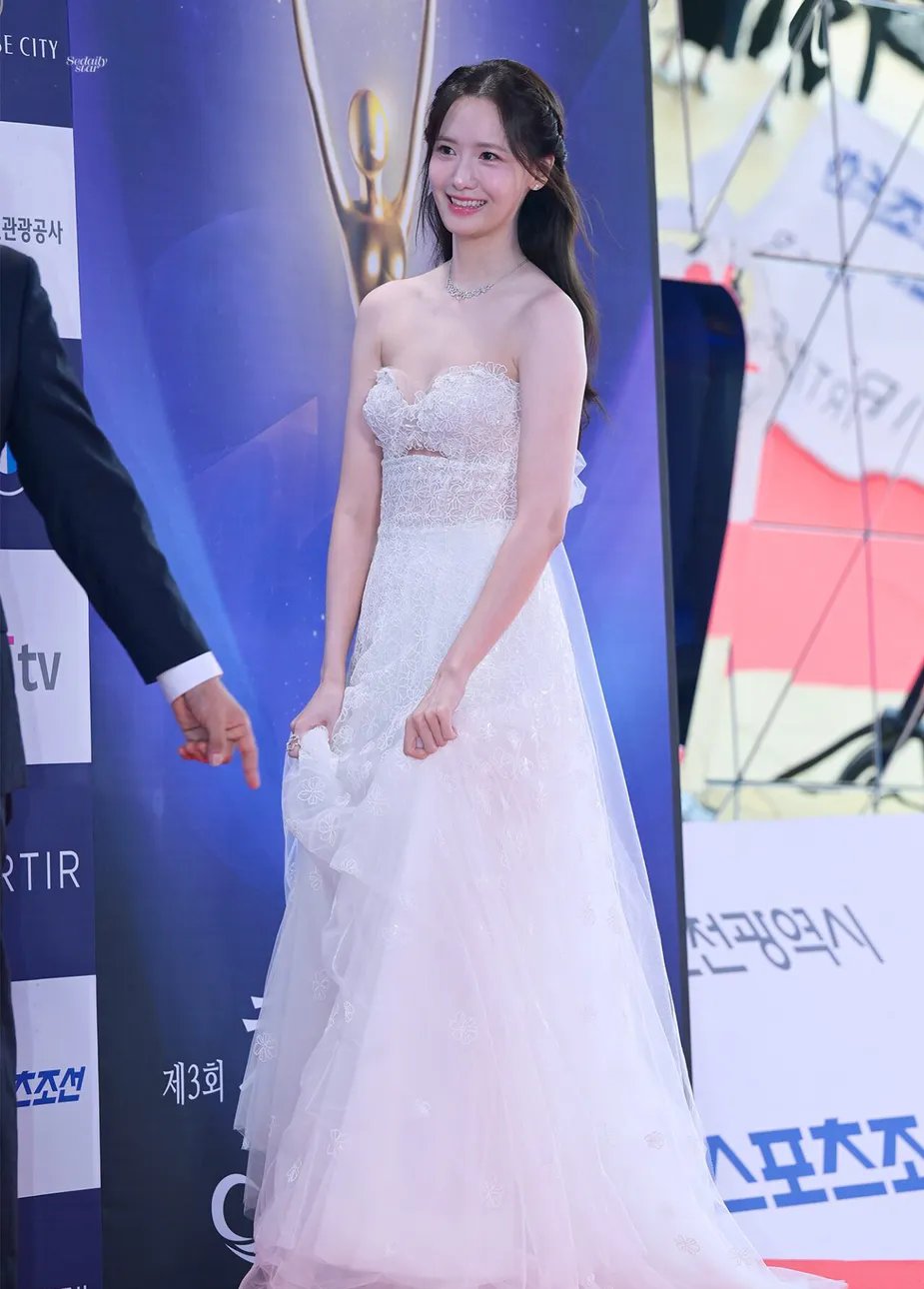 韩国女星林允儿穿白色连衣裙亮相红毯,造型吸睛,韩网友褒贬不一