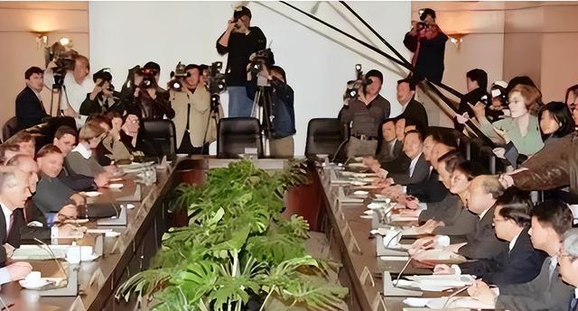 1997年龙永图与美谈判,美方:中国肉只能做狗食,龙永图如何回应