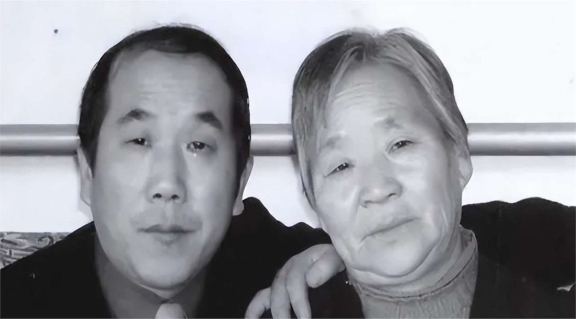 烈士牺牲半年,妻子赌气弃幼子改嫁,43年后母子重逢:这都怪我