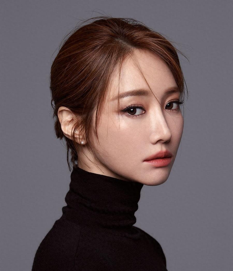 韩国女星高俊熙接受在便利店打工的挑战,开始她的第一份兼职工作