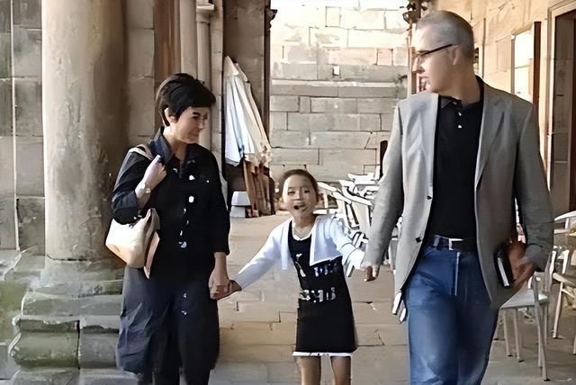 2013年,中国女孩被养父母杀害,生前被强灌镇静剂,拍大量不雅照