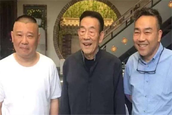 92岁的相声演员杨少华,吃肉哈酒,华子不离身,生活美满