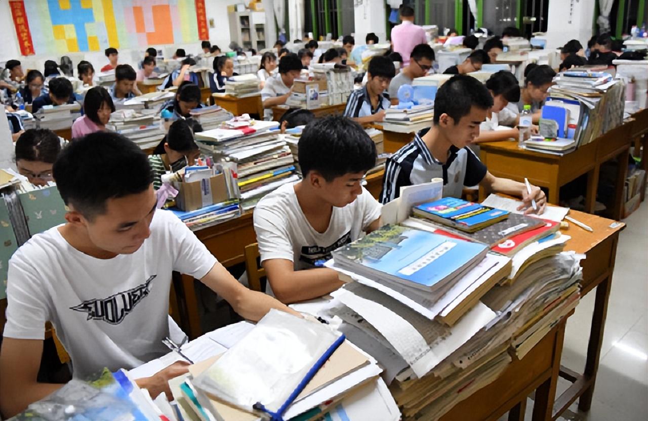 回顾:2018年一高考生第一个冲出考场,扬言考题太简单简直是垃圾