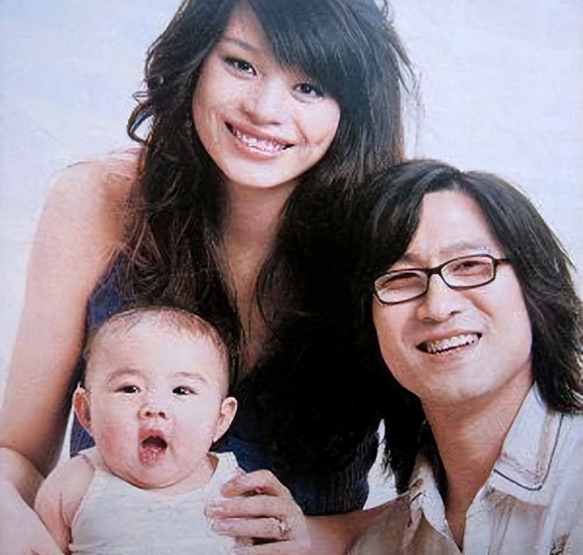 汪峰父女逛二手店被偶遇,小苹果颜值太高被偷瞄,比妈妈还好看