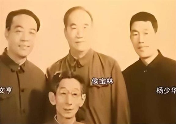 92岁的相声演员杨少华,吃肉哈酒,华子不离身,生活美满