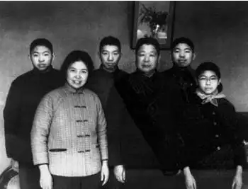 1949年,陈赓来到陈锡联的办公室:这是我妹妹,看中了就做你老婆