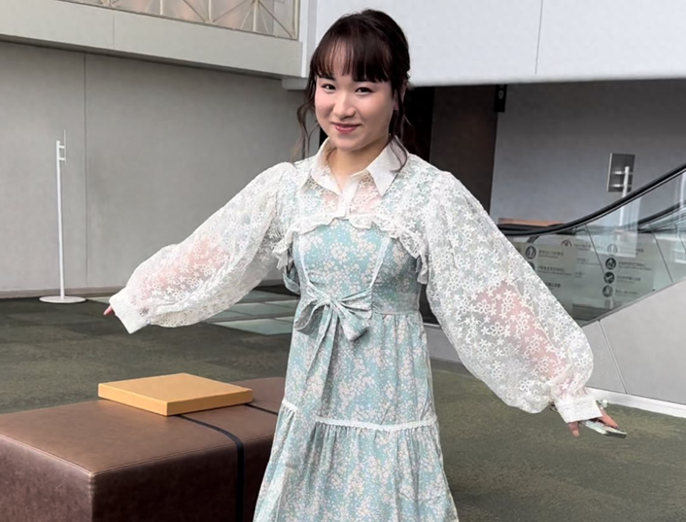 伊藤美诚穿连衣裙露笑,走出奥运落选阴霾,活跃活动现场