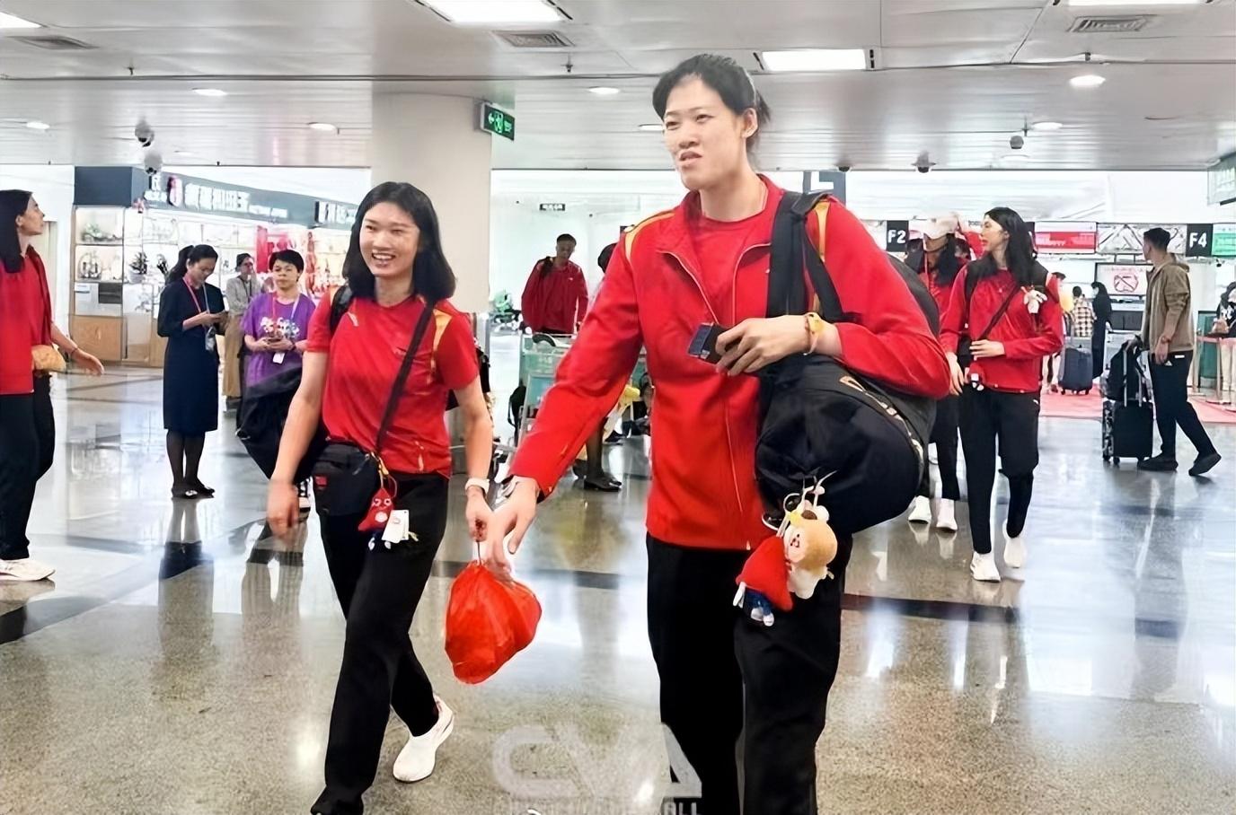 朱婷巴黎独行,李盈莹热聊队友,袁心玥抢镜,张常宁低调合照
