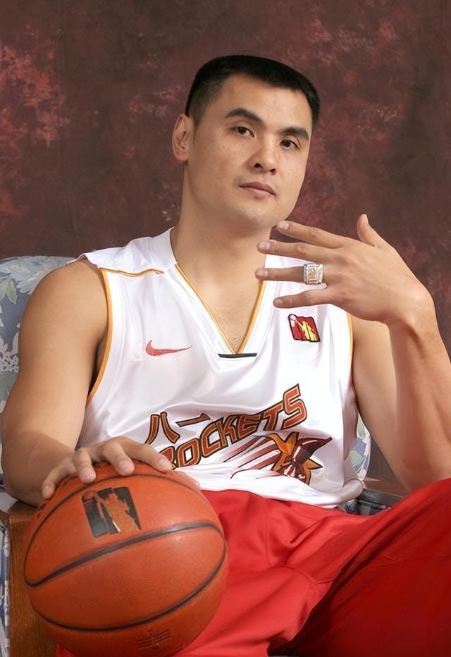 篮球名将刘玉栋:带着膝盖里的10块碎骨铸造辉煌,他亏欠妻儿太多