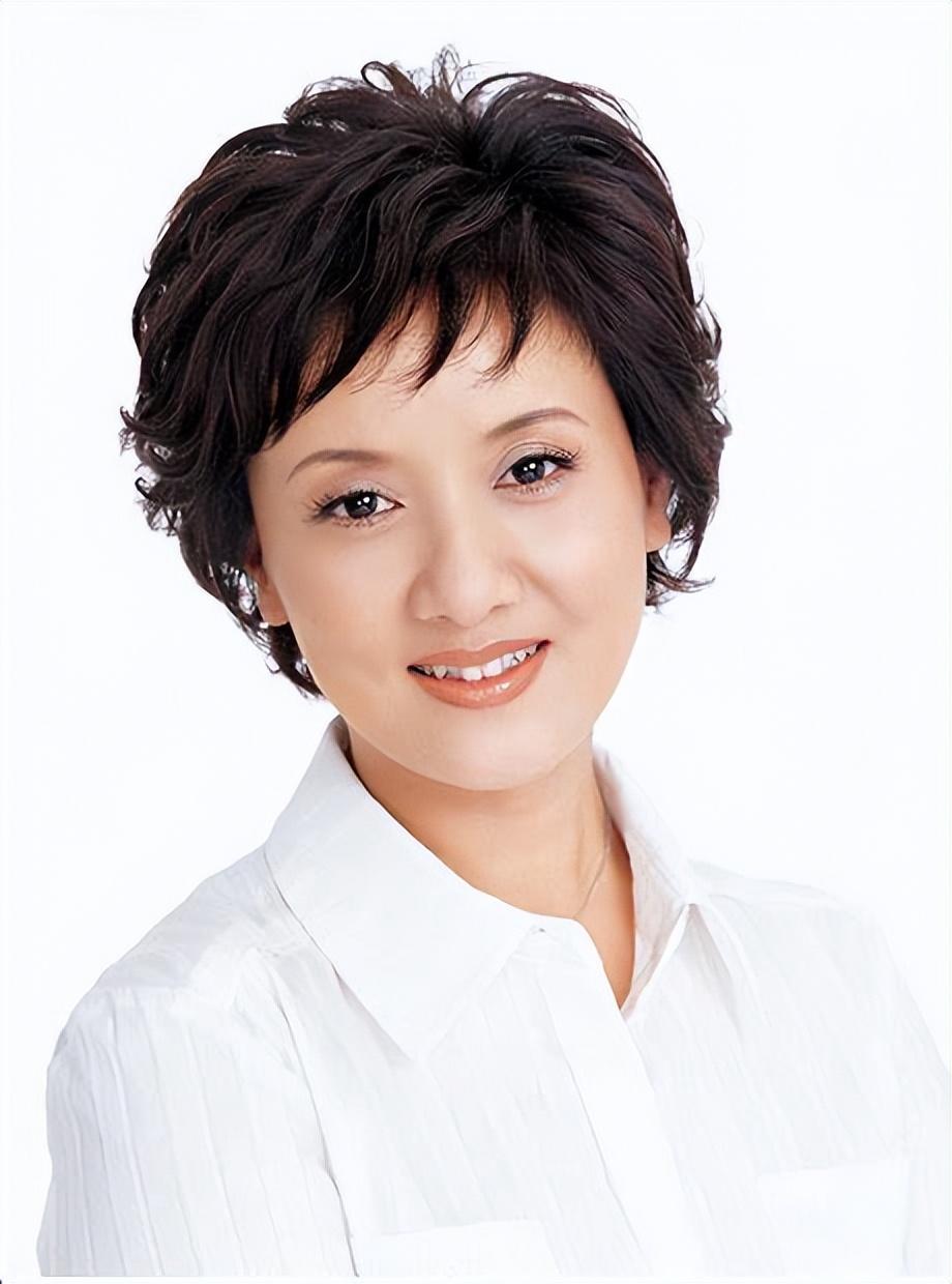 67岁邓婕近照,离婚协议成她一生的痛,养女越长越像丈夫张国立