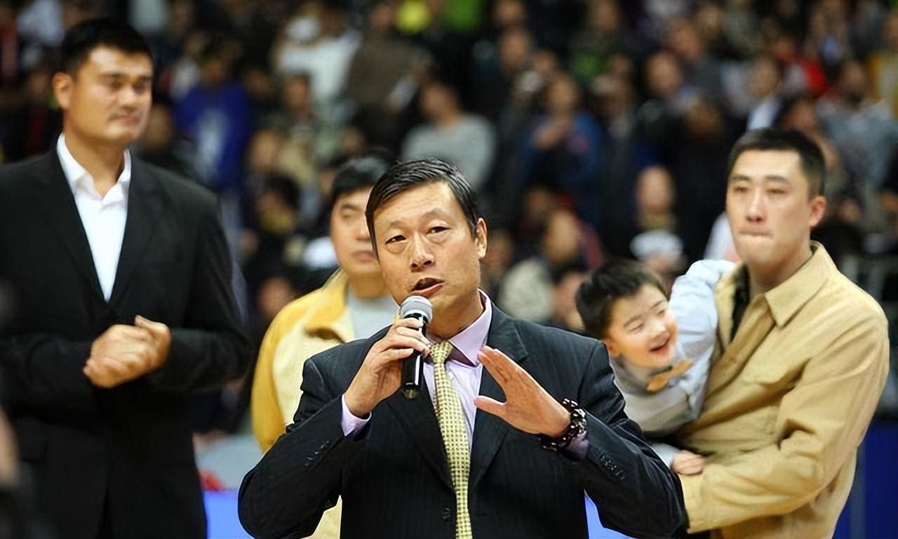 回顾李秋平:培养出姚明,李炜,却在中年丧妻,独自送女儿出嫁