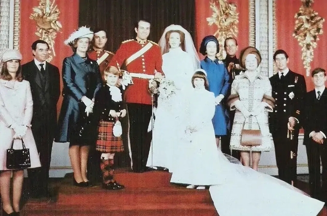 1973年安妮公主出嫁,52岁父亲挽着她出场,毫不费力抢了新郎风头