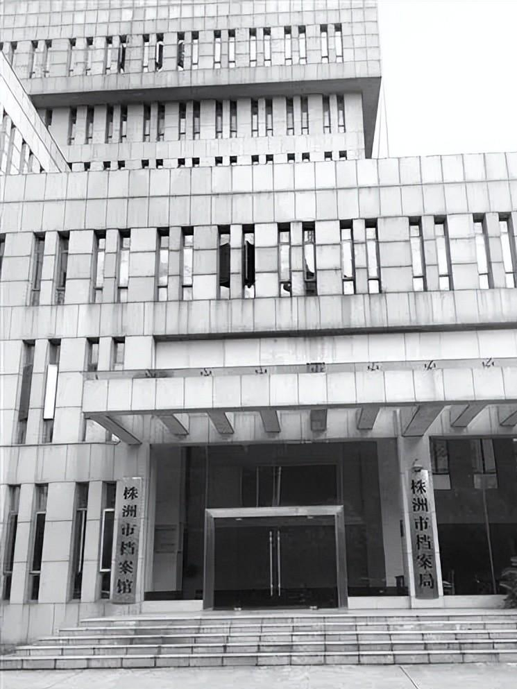 2013年男子刺杀女局长后,换上军装从8楼跳下,遗嘱里却写尽委屈