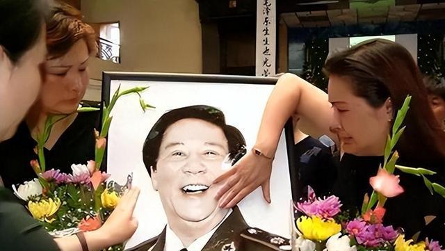 古月追悼会:挽联长达6米,女儿亲吻遗像,300名广州市民自发送行