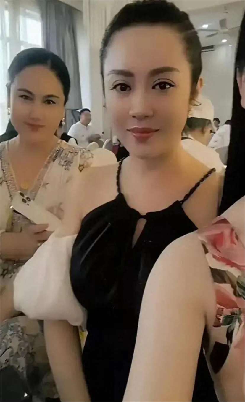 二人转温情盛宴,蒋小东母亲66大寿,温美玲穿黑色吊带出席宴会