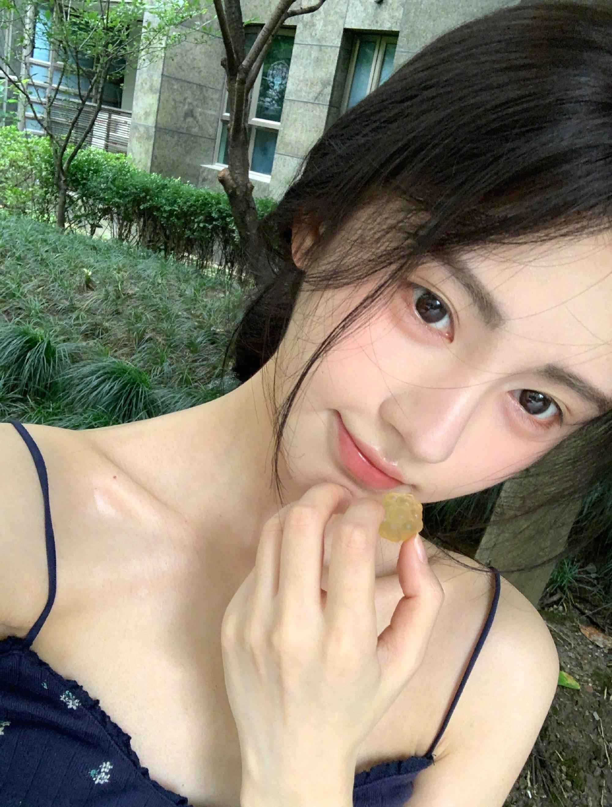 鞠婧祎优雅亮相,精致吊带搭配蛋糕裙展现少女风采