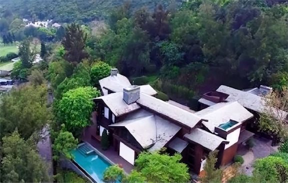 当 45 岁的胡静和梁洛施一同晒出豪宅,谁才是真正嫁入豪门