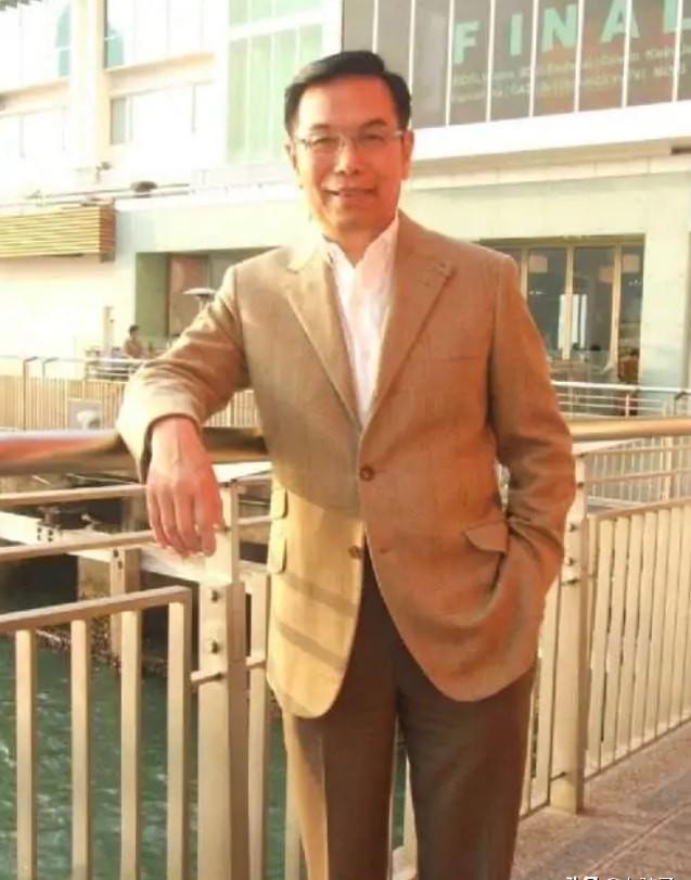 陈鸿烈:被郑佩佩甩,和潘迎紫互撕,晚年猝死小19岁娇妻又撕tvb