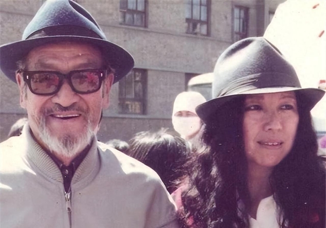 情歌王子王洛宾回到兰州家中,出轨妻子问他:今晚,你去哪儿住?