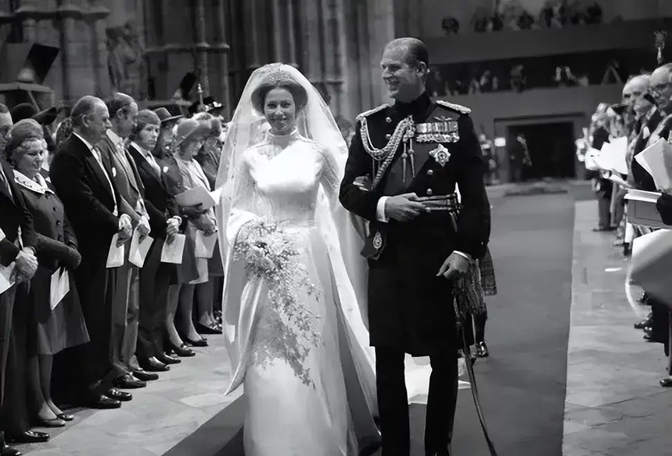 1973年安妮公主出嫁,52岁父亲挽着她出场,毫不费力抢了新郎风头