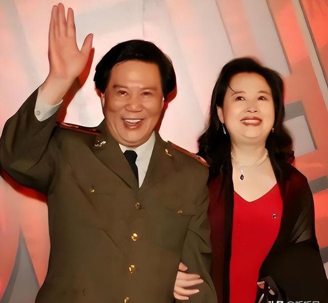 古月追悼会:挽联长达6米,女儿亲吻遗像,300名广州市民自发送行